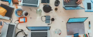 Time reunido em uma mesa de trabalho
