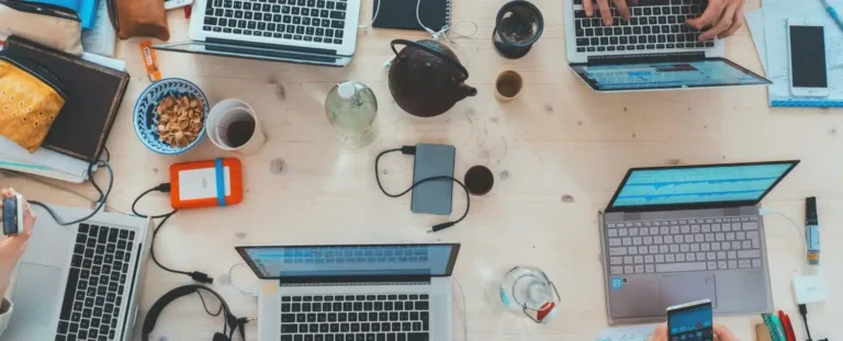 Time reunido em uma mesa de trabalho