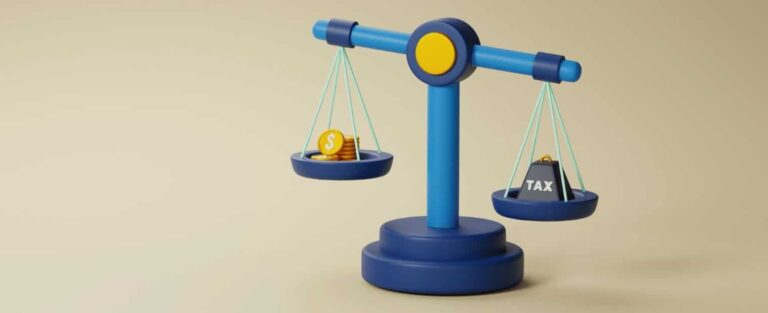 Balança desenhada equilibrando taxas e moedas.